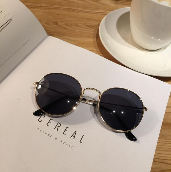 Πολλά μοντέρνα γυαλιά ηλίου των γυναικών με μαύρο φακούς