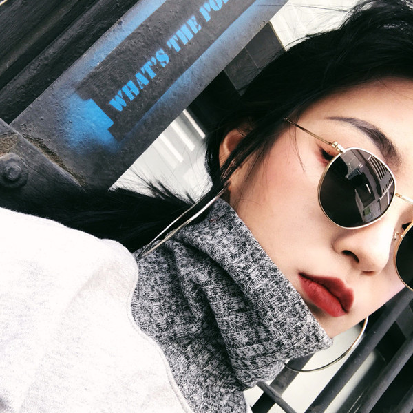 Πολλά μοντέρνα γυαλιά ηλίου των γυναικών με μαύρο φακούς