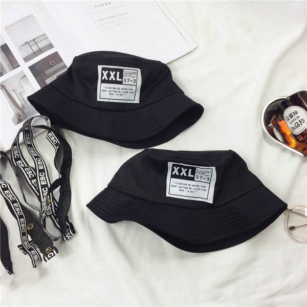 Ежедневна черна шапка подходяща както за мъже така и за жени