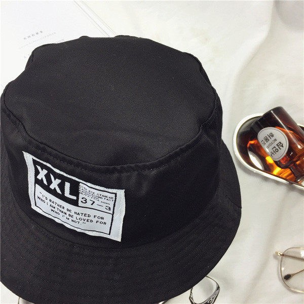 Ежедневна черна шапка подходяща както за мъже така и за жени