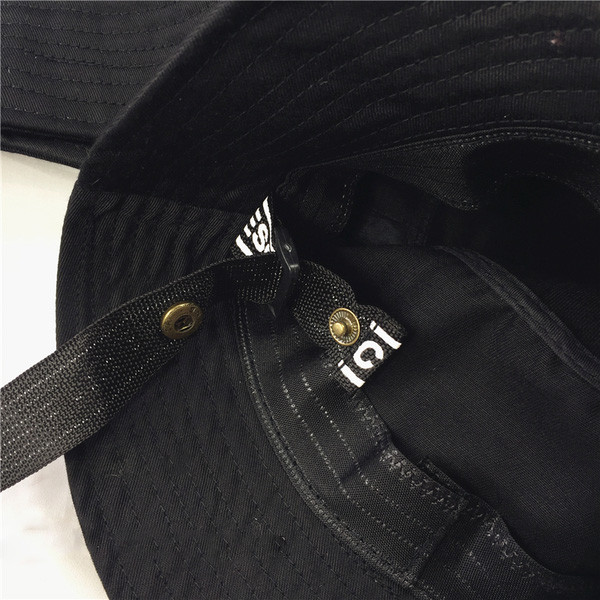 Ежедневна черна шапка подходяща както за мъже така и за жени