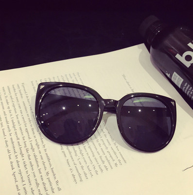 Много красиви и стилни дамски черни очила