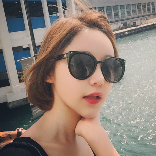 Много красиви и стилни дамски черни очила