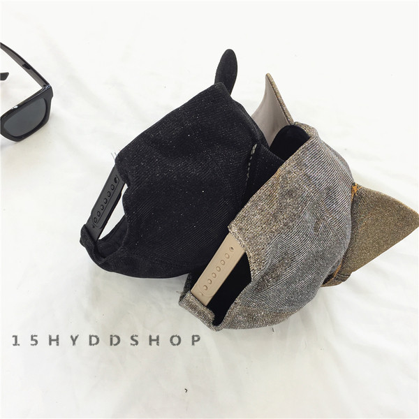 Πολύ όμορφες κυρίες καπέλα με τα αυτιά σε πολλά διαφορετικά χρώματα