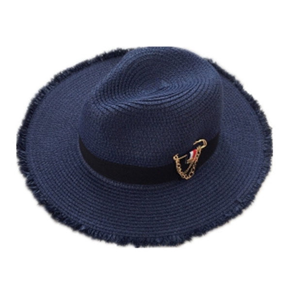 Дамска ежедневна шапка със златиста верижка от едната страна