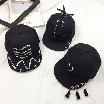 Черна шапка в три различни екстравагантни модела
