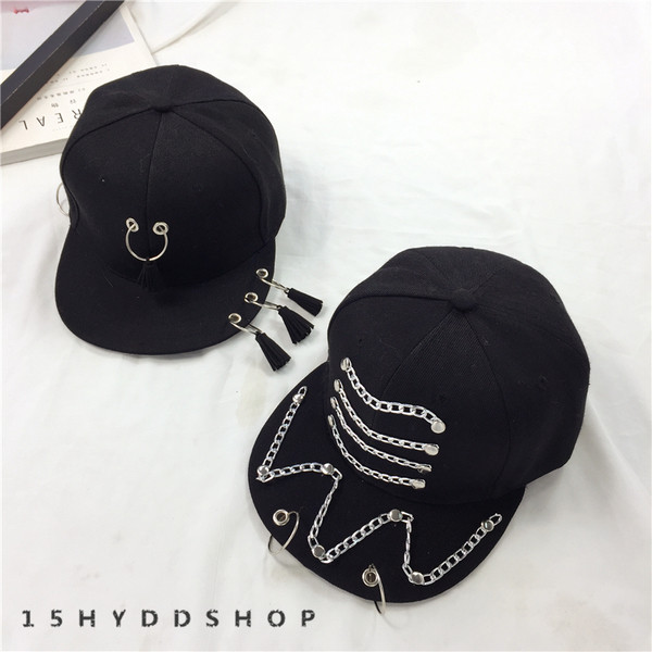 Черна шапка в три различни екстравагантни модела