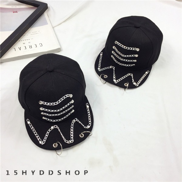 Черна шапка в три различни екстравагантни модела