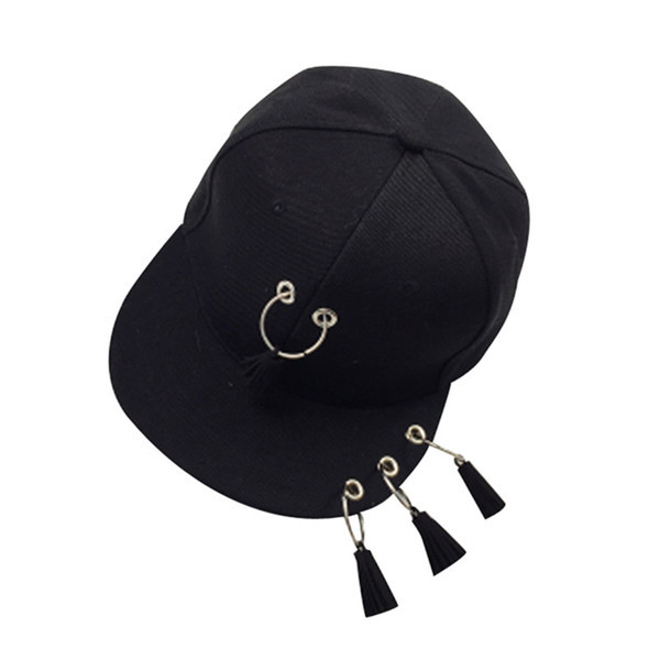 Черна шапка в три различни екстравагантни модела