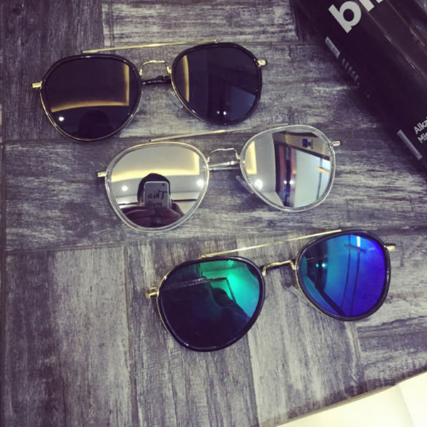 Много стилни дамски очила с огледални стъкла