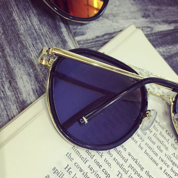 Много стилни дамски очила с огледални стъкла