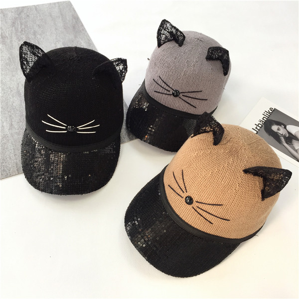 Μεγάλη κυρίες καπέλο με γείσο από πούλιες και τα αυτιά της γάτας