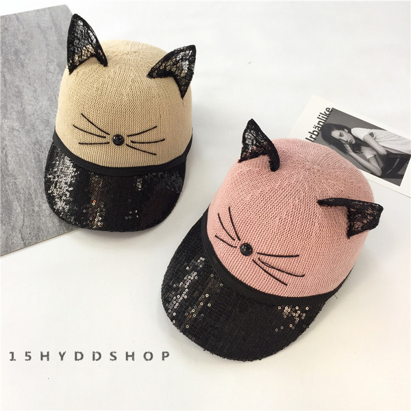 Μεγάλη κυρίες καπέλο με γείσο από πούλιες και τα αυτιά της γάτας