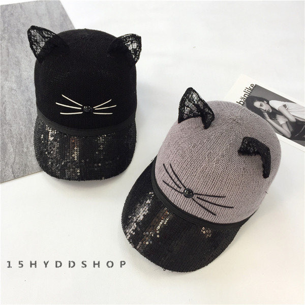 Μεγάλη κυρίες καπέλο με γείσο από πούλιες και τα αυτιά της γάτας