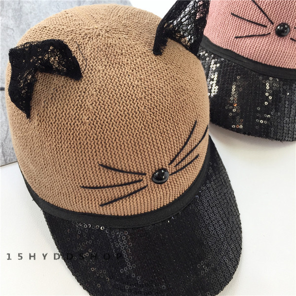 Μεγάλη κυρίες καπέλο με γείσο από πούλιες και τα αυτιά της γάτας