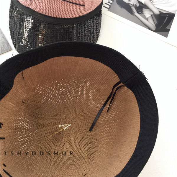 Μεγάλη κυρίες καπέλο με γείσο από πούλιες και τα αυτιά της γάτας