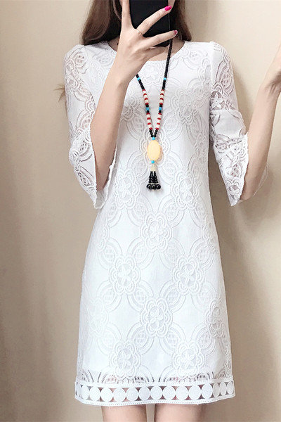 Μεγάλη κυρίες δαντέλα φόρεμα σε μαύρο και άσπρο με πολύ όμορφα στολίδια στα μανίκια