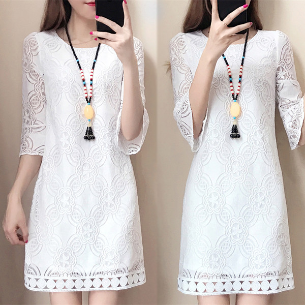 Μεγάλη κυρίες δαντέλα φόρεμα σε μαύρο και άσπρο με πολύ όμορφα στολίδια στα μανίκια