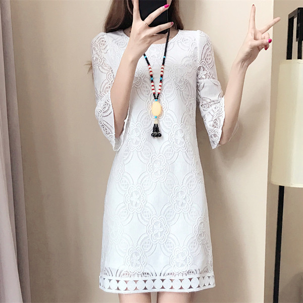 Μεγάλη κυρίες δαντέλα φόρεμα σε μαύρο και άσπρο με πολύ όμορφα στολίδια στα μανίκια