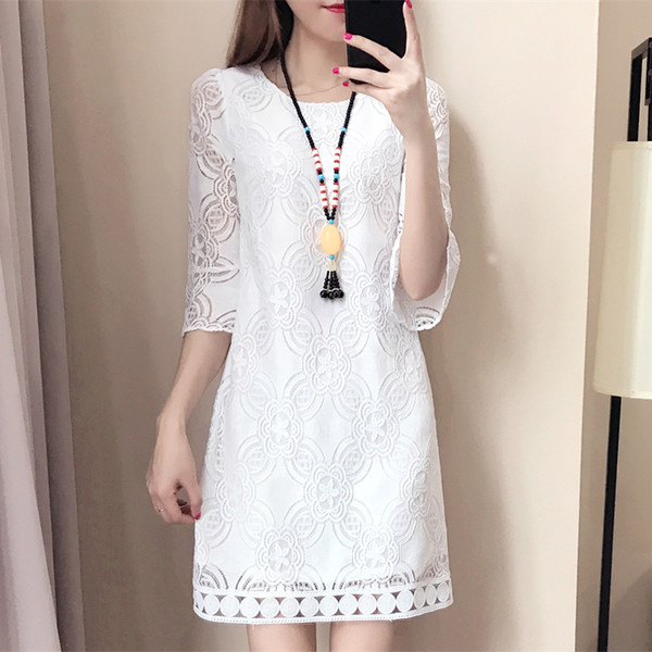 Μεγάλη κυρίες δαντέλα φόρεμα σε μαύρο και άσπρο με πολύ όμορφα στολίδια στα μανίκια