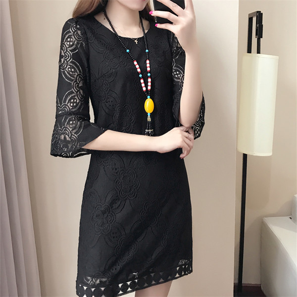 Μεγάλη κυρίες δαντέλα φόρεμα σε μαύρο και άσπρο με πολύ όμορφα στολίδια στα μανίκια