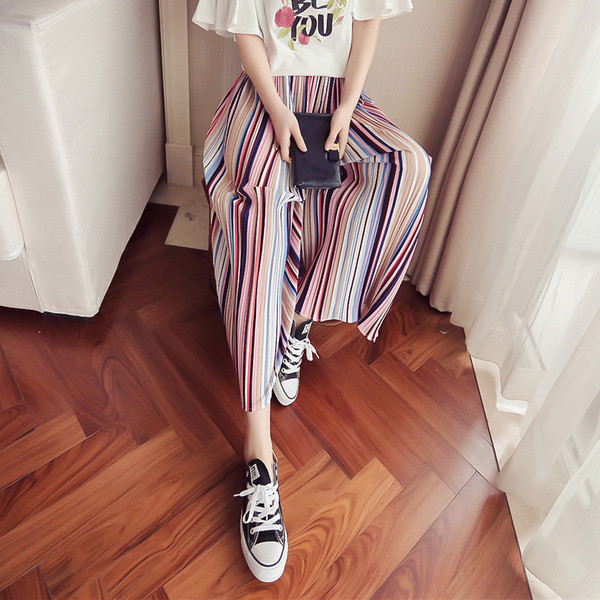 Μεγάλη κυρίες ευρύ παντελόνι ριγέ κατάλληλο για τις ζεστές μέρες του καλοκαιριού