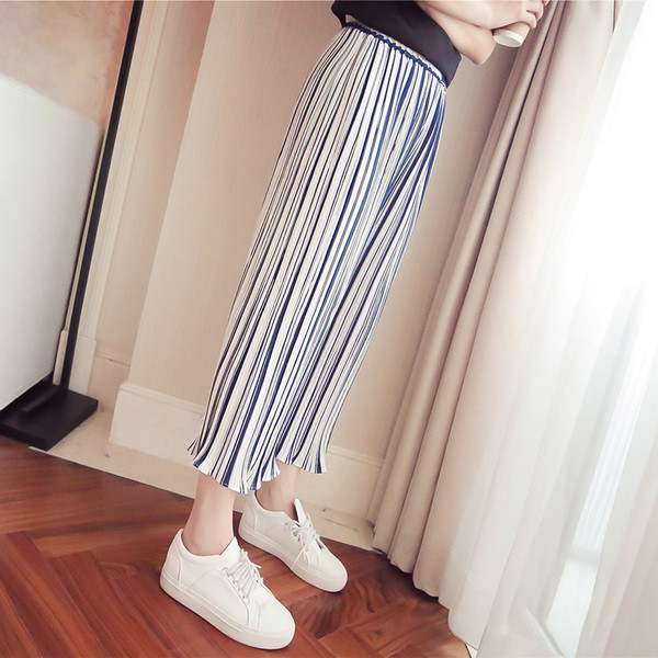 Μεγάλη κυρίες ευρύ παντελόνι ριγέ κατάλληλο για τις ζεστές μέρες του καλοκαιριού