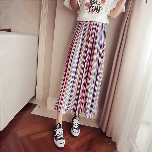 Μεγάλη κυρίες ευρύ παντελόνι ριγέ κατάλληλο για τις ζεστές μέρες του καλοκαιριού