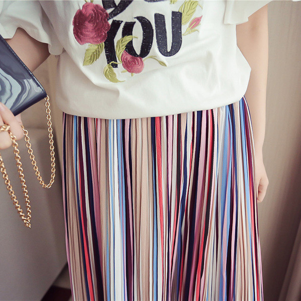 Μεγάλη κυρίες ευρύ παντελόνι ριγέ κατάλληλο για τις ζεστές μέρες του καλοκαιριού