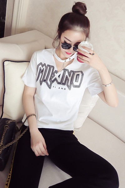 μπλούζα καθημερινές γυναίκες με κοντά μανίκια και μια επιγραφή σε δύο χρώματα