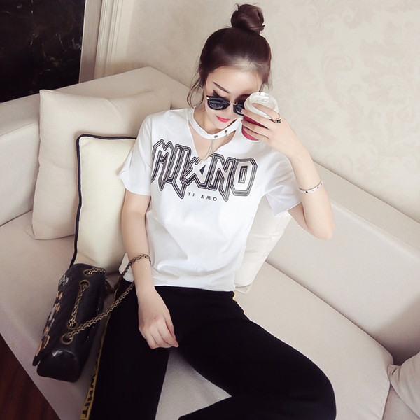 μπλούζα καθημερινές γυναίκες με κοντά μανίκια και μια επιγραφή σε δύο χρώματα