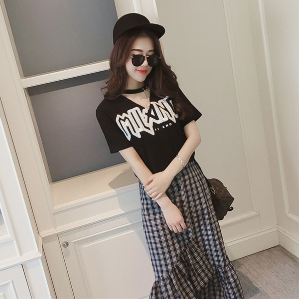 μπλούζα καθημερινές γυναίκες με κοντά μανίκια και μια επιγραφή σε δύο χρώματα