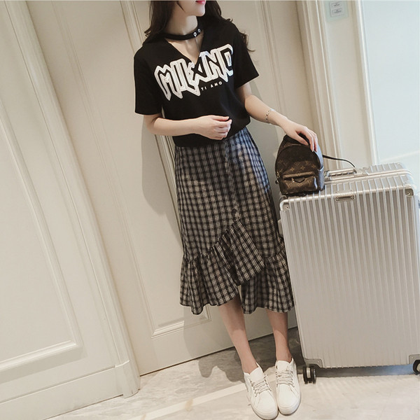 μπλούζα καθημερινές γυναίκες με κοντά μανίκια και μια επιγραφή σε δύο χρώματα