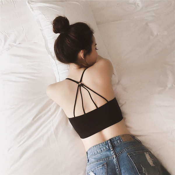 Страхотен дамски спортен сутиен в два цвята с много интересни връзки на гърба