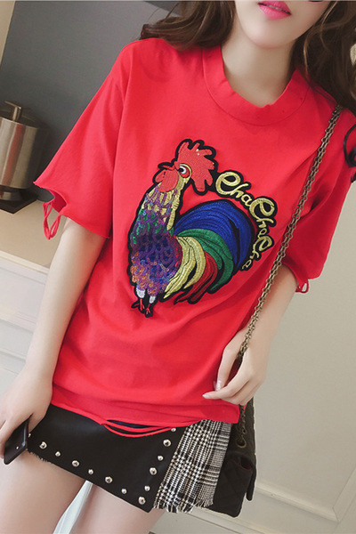 Μεγάλη shirt με κοντά μανίκια και απλικέ petlentse σχισμένο στα άκρα μανίκι