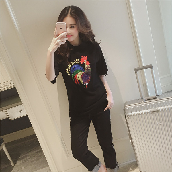 Μεγάλη shirt με κοντά μανίκια και απλικέ petlentse σχισμένο στα άκρα μανίκι