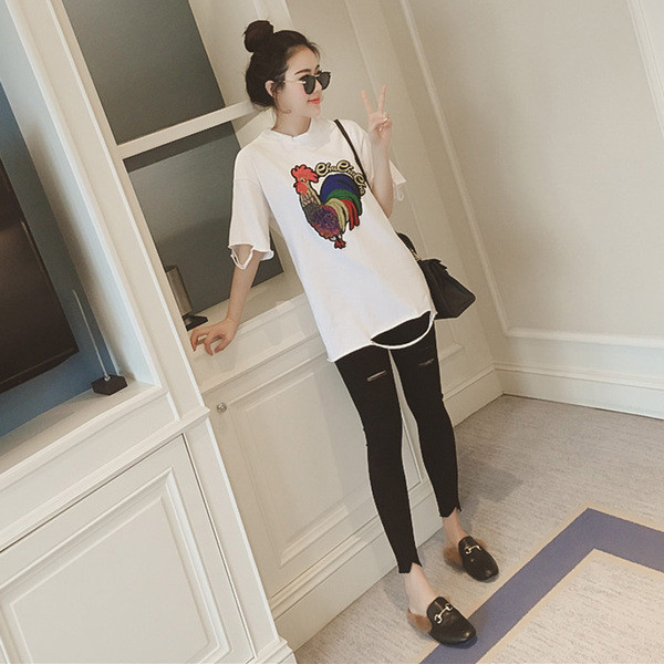 Μεγάλη shirt με κοντά μανίκια και απλικέ petlentse σχισμένο στα άκρα μανίκι