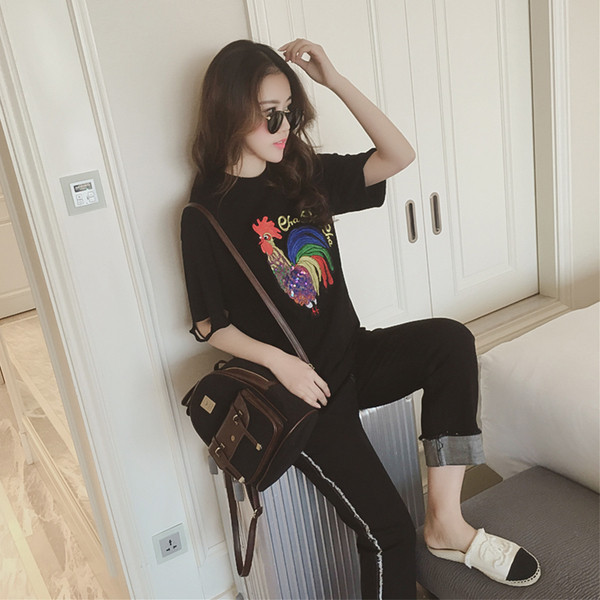 Μεγάλη shirt με κοντά μανίκια και απλικέ petlentse σχισμένο στα άκρα μανίκι