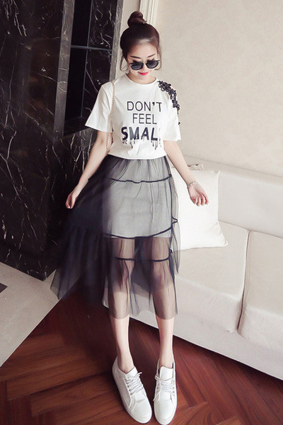 Страхотен дамски комплект от две части включващ дантелена пола и блузка с къс ръкав