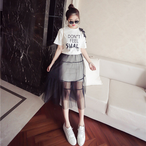 Страхотен дамски комплект от две части включващ дантелена пола и блузка с къс ръкав