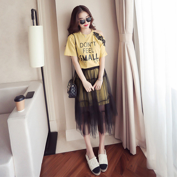 Страхотен дамски комплект от две части включващ дантелена пола и блузка с къс ръкав