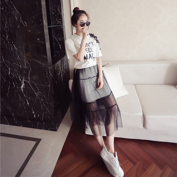 Страхотен дамски комплект от две части включващ дантелена пола и блузка с къс ръкав