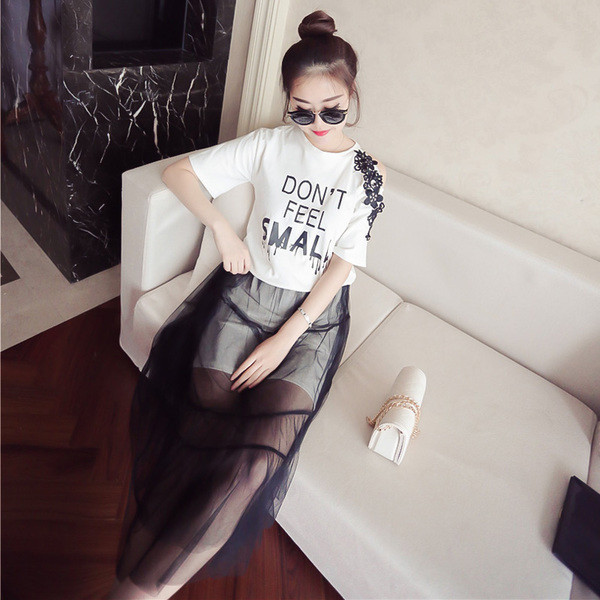 Страхотен дамски комплект от две части включващ дантелена пола и блузка с къс ръкав