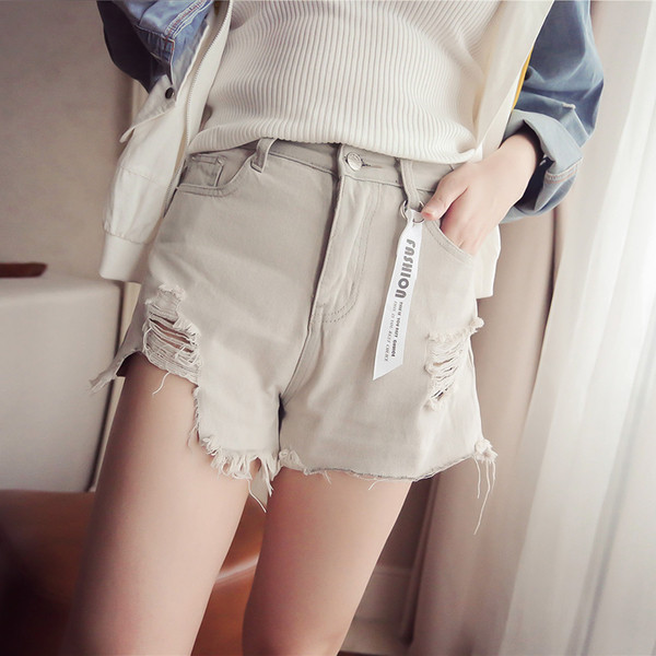 Οι γυναίκες σύντομο τζιν με σχισμένο παντελόνι