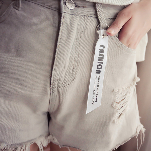 Οι γυναίκες σύντομο τζιν με σχισμένο παντελόνι