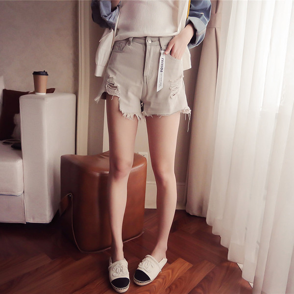 Οι γυναίκες σύντομο τζιν με σχισμένο παντελόνι