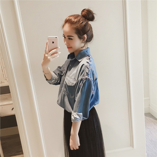 Μεγάλη κυρίες μακρύ τζιν πουκάμισο με πολλές ενδιαφέρουσες συνδέσεις στα μανίκια