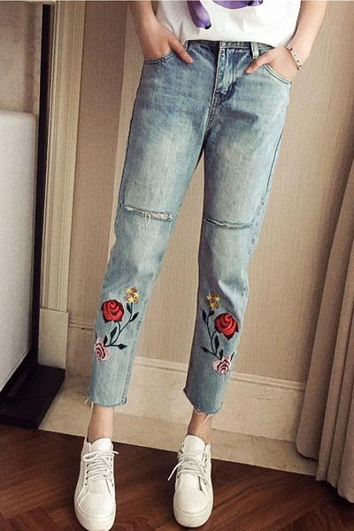 "Boyfriend" γυναικεία τζιν με πολύ όμορφο κέντημα και μήκος  7/8