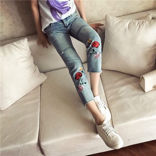 "Boyfriend" γυναικεία τζιν με πολύ όμορφο κέντημα και μήκος  7/8