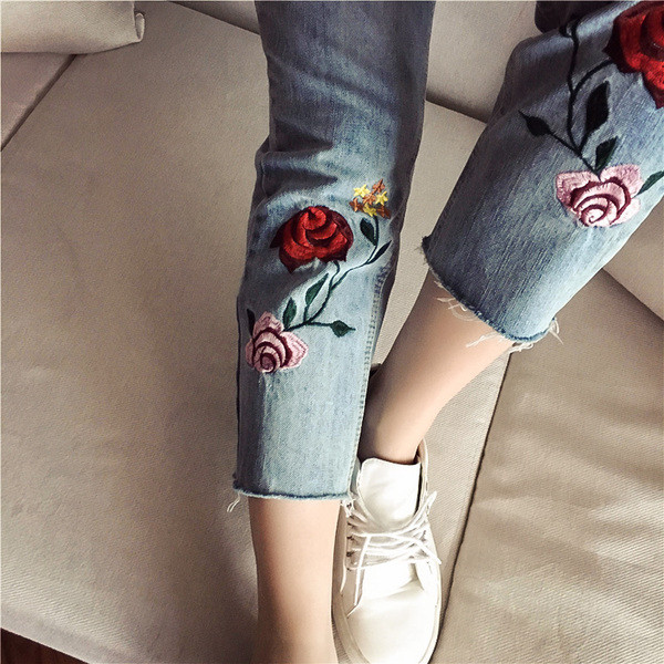 "Boyfriend" γυναικεία τζιν με πολύ όμορφο κέντημα και μήκος  7/8